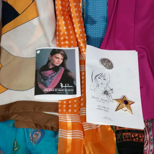 Scarf bundle (12) Scarf clips (2) Instructions.